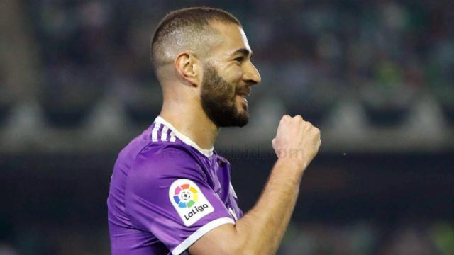 Benzema celebra su gol en el Benito Villamarín