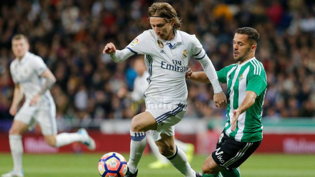 Modric con el esférico ante el Betis