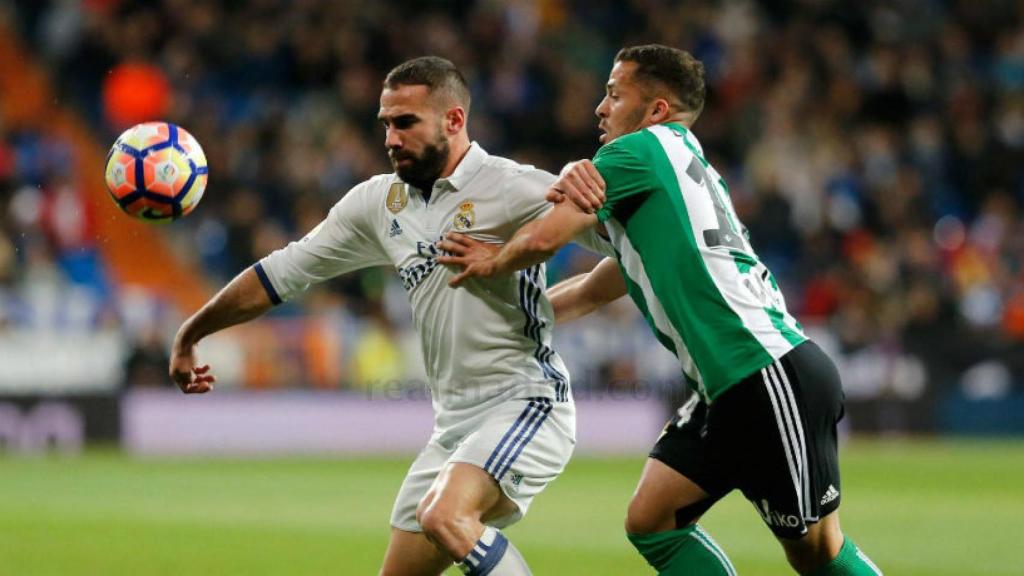 Carvajal con el balón ante el Betis