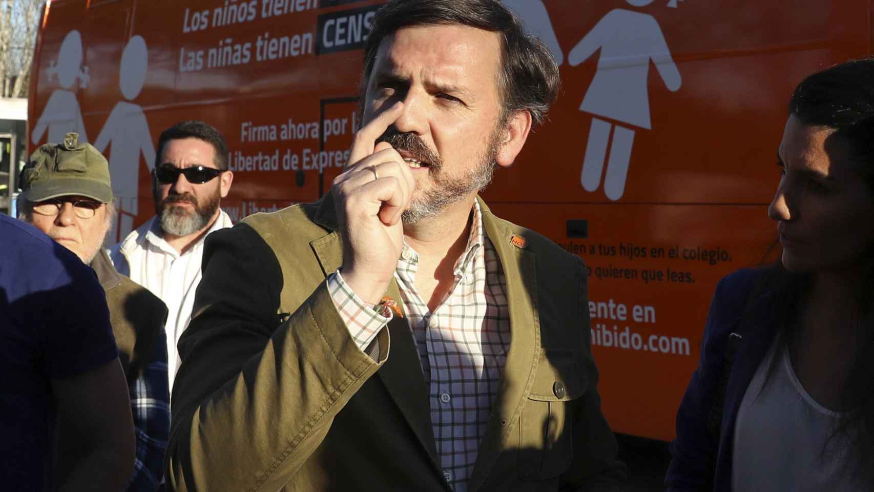 El presidente de HazteOír, Ignacio Arsasua, junto al autobús denunciado.
