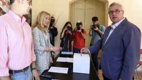 Asúa vota en la consulta del PP de Madrid para elegir el candidato único a su presidencia