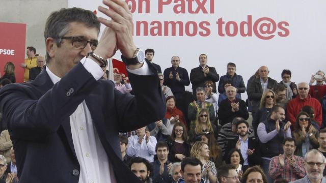 Patxi López, saludando a sus simpatizantes este domingo en Getafe.