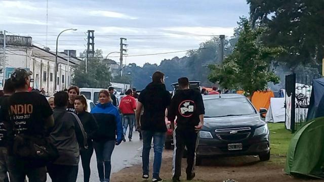 Llegada de jóvenes al concierto de Solari en la localidad argentina de Olavarría.