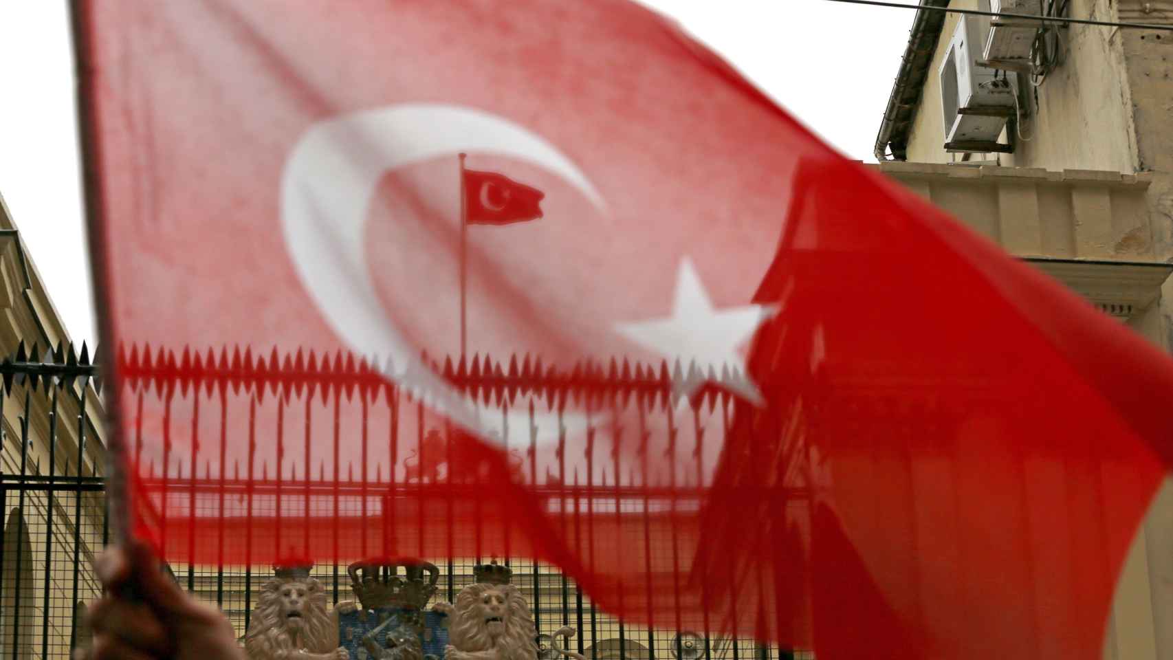 Imagen del consulado holandés en Estambul con la bandera turca ondeando.
