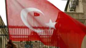 Imagen del consulado holandés en Estambul con la bandera turca ondeando.