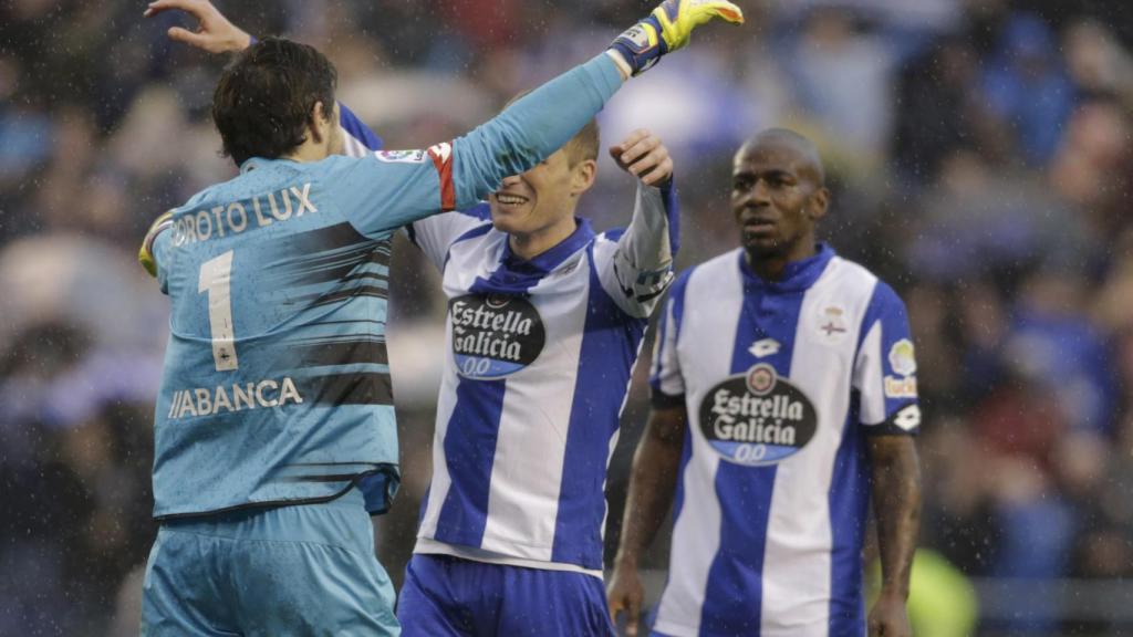 Los jugadores del Deportivo celebran su victoria contra el Barcelona.