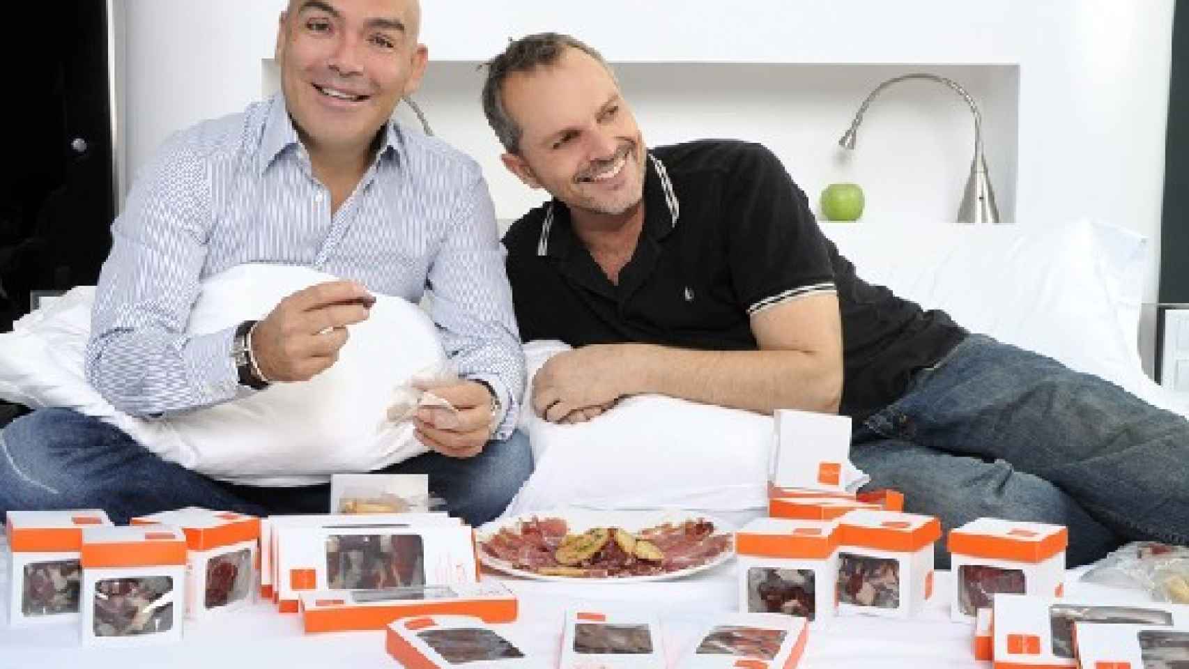 Enrique Sarasola y Miguel Bosé con los productos ibéricos.