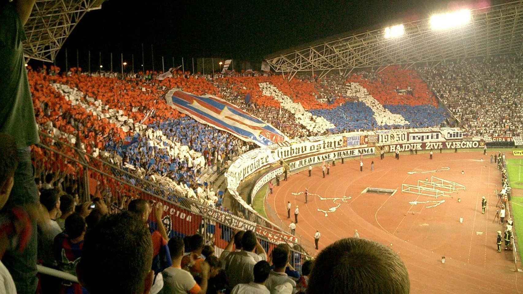 Imagen del fondo norte del estadio Poljud de Split, donde se ubica la Torcida Split.