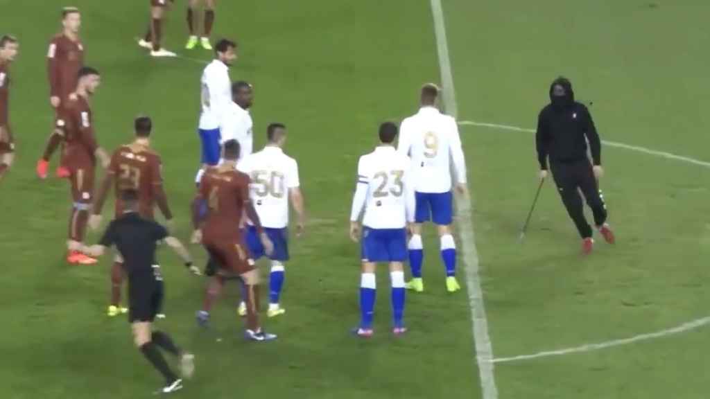 Momento en que el ultra de la Torcida Split trata de agredir al árbitro.