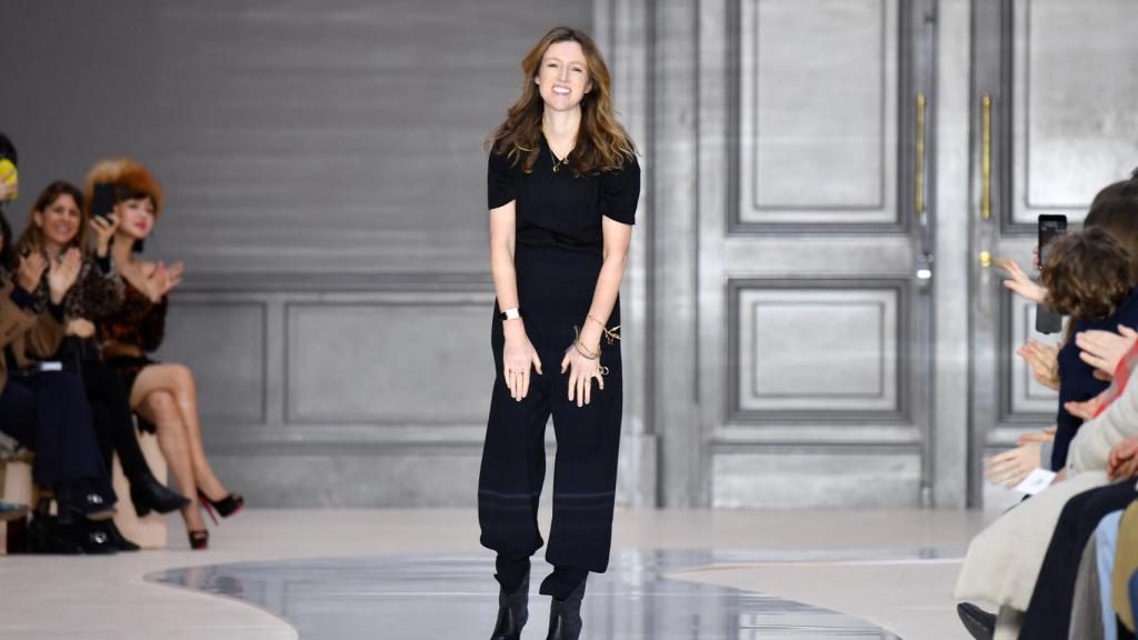 La diseñadora Clare Waight Keller durante su último desfile para Chloé en la recién terminada Fashion Week de París. | Foto: Getty Images.