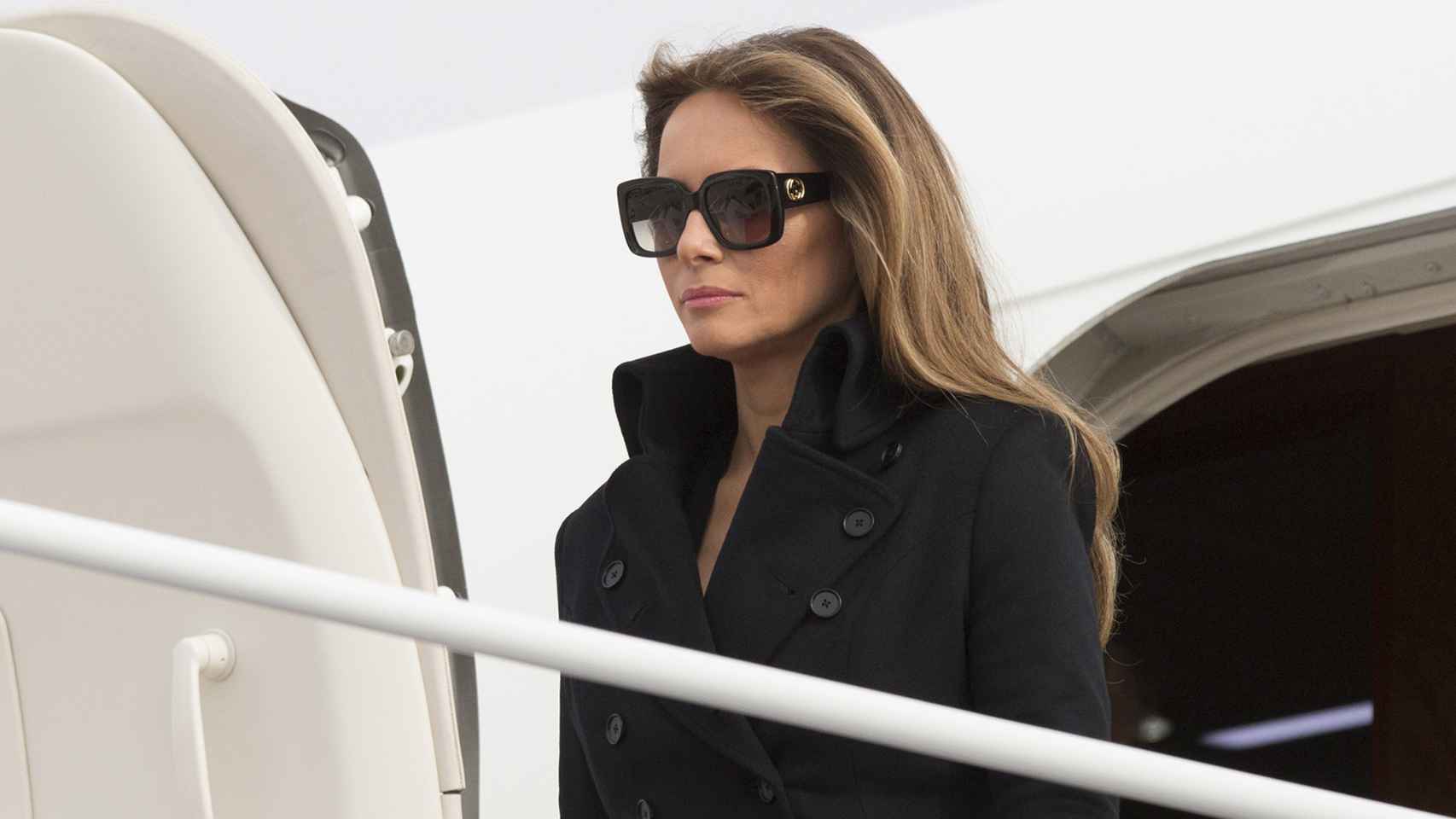 Melania Trump vestida de negro saliendo del avión privado del presidente. | Foto: Getty Images.
