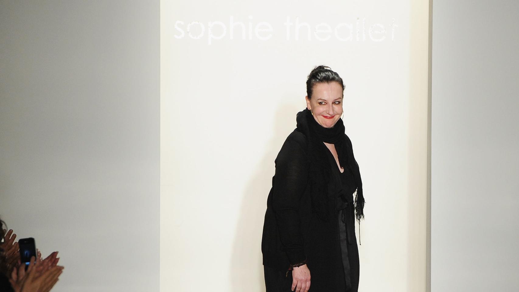 Sophie Theallet al finalizar uno de sus desfiles en la New York Fashion Week. | Foto: Getty Images.