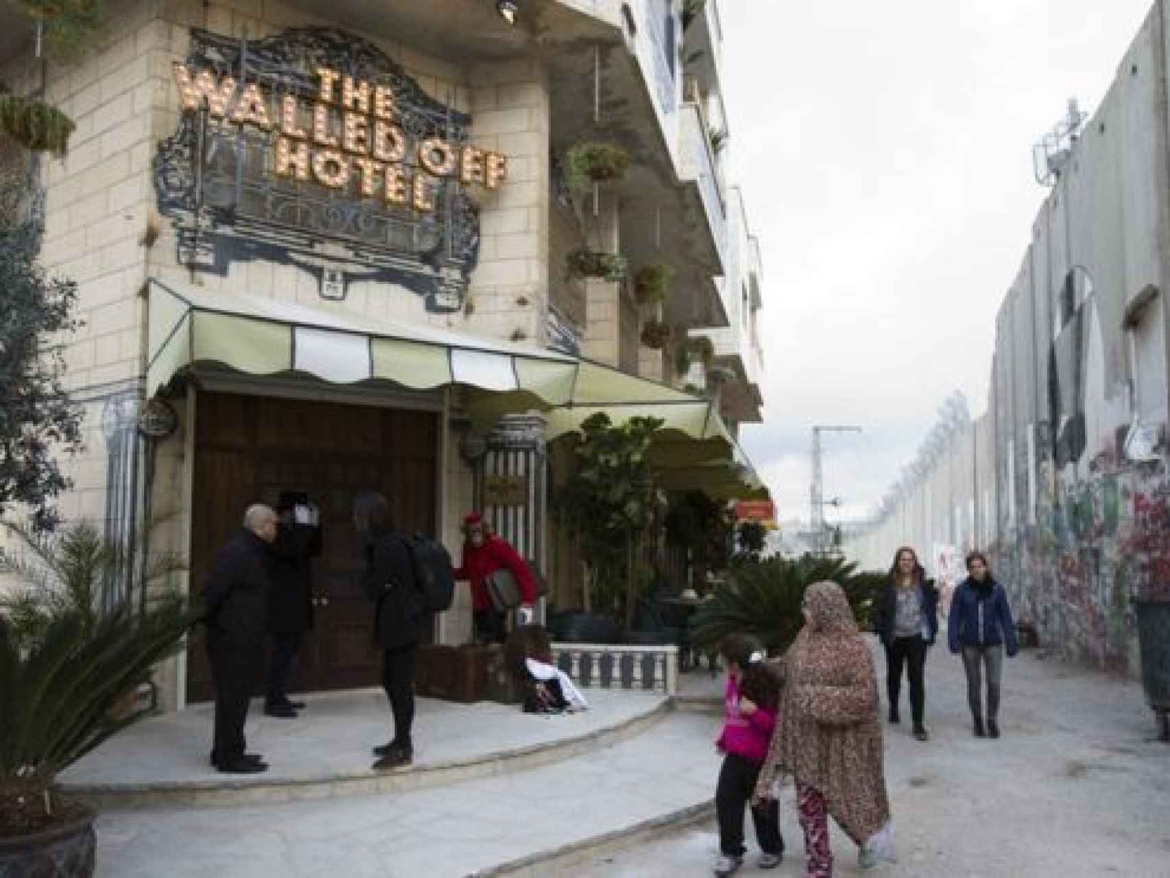 Banksy crea el hotel con peores vistas del mundo