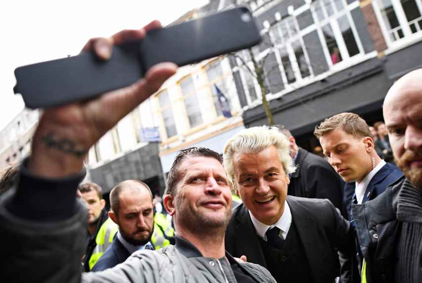 El líder del PVV Geert Wilders se fotografía con un militante, el viernes, en Heerlen (Holanda).