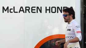 Fernando Alonso sale del box de McLaren en Montmeló.