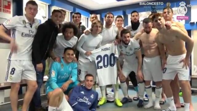 El vestuario celebra el aniversario de Modric