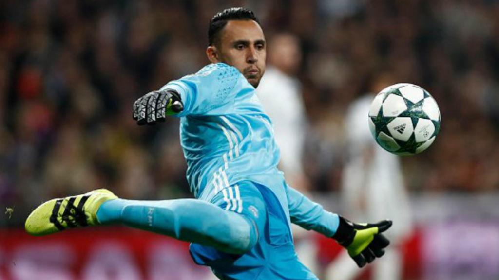 Keylor Navas chutando el balón. Foto. Twitter (@NavasKeylor)