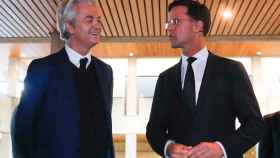 Wilders y Rutte a su llegada al debate electoral de este lunes.
