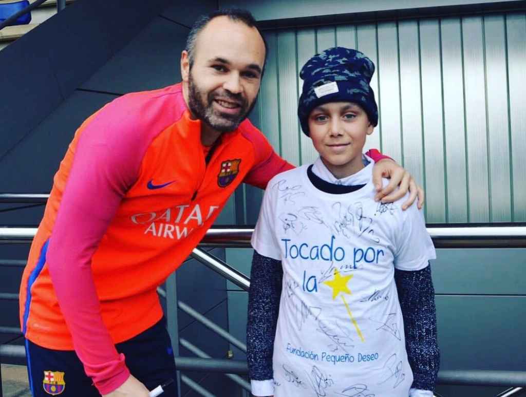Futbolistas como Andrés Iniesta ha apoyado al niño para animar a que la gente done médula.