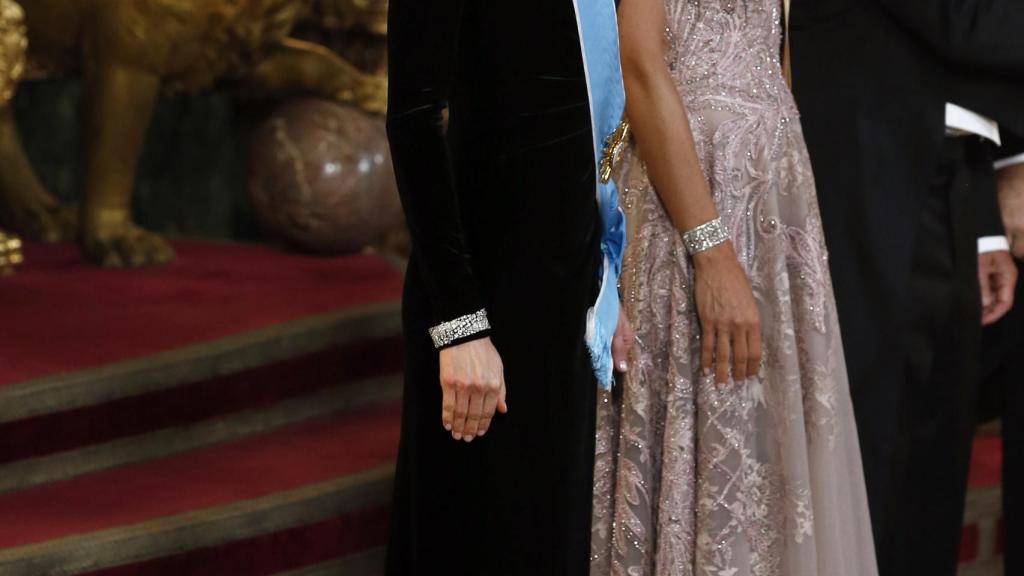 Letizia, durante la cena de gala, al lado de la argentina Juliana Awada.