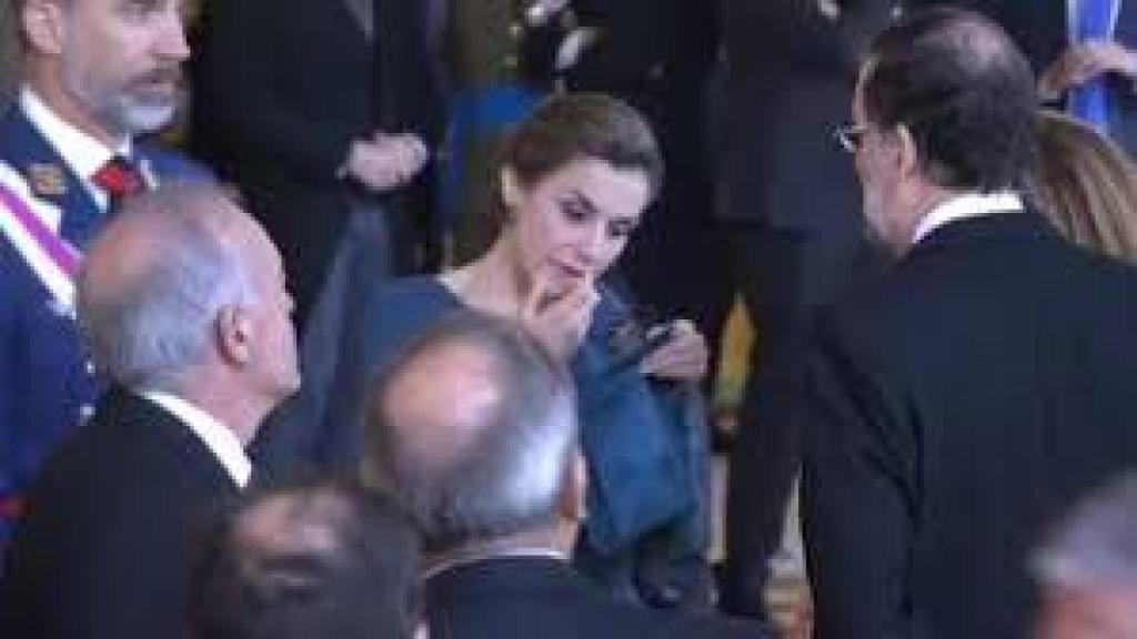 Letizia, durante su retoque en presencia de Rajoy.
