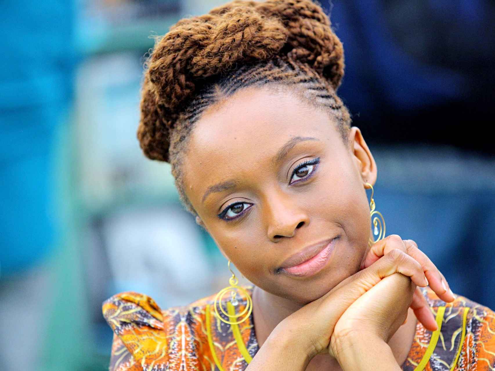 Chimamanda Ngozi Adichie, autora de Querida Ijeawele, cómo educar en el feminismo.