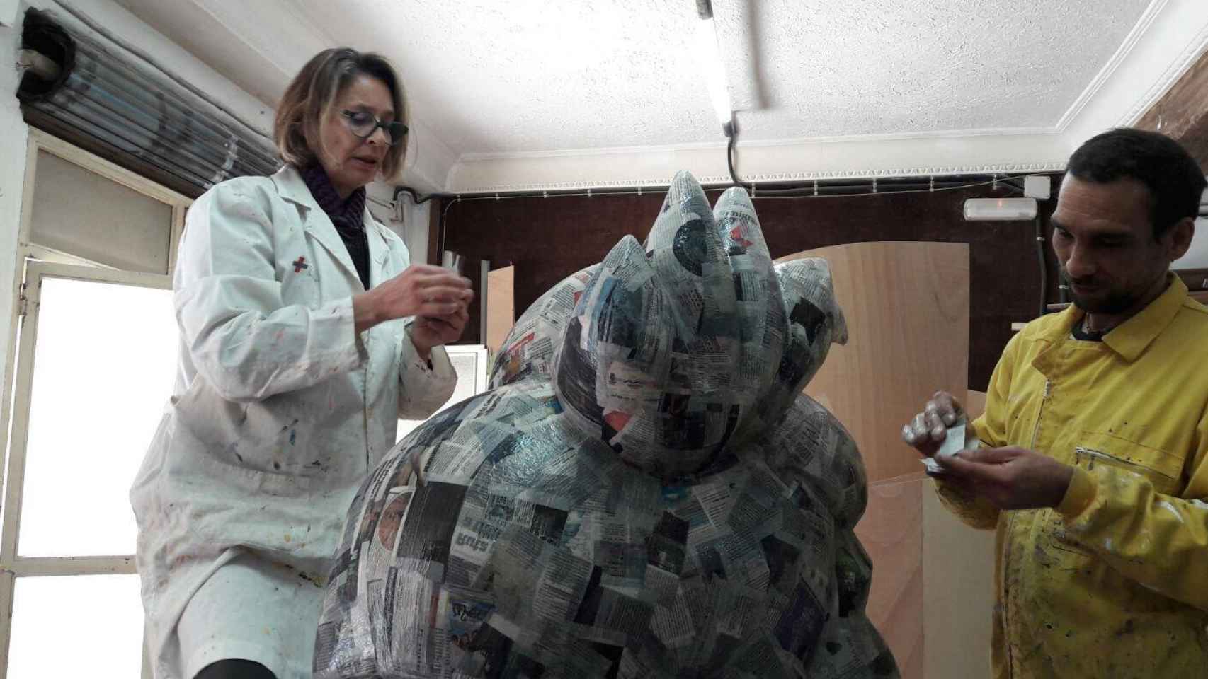 Paola Dominguín en el taller rematando su monumento fallero infantil.