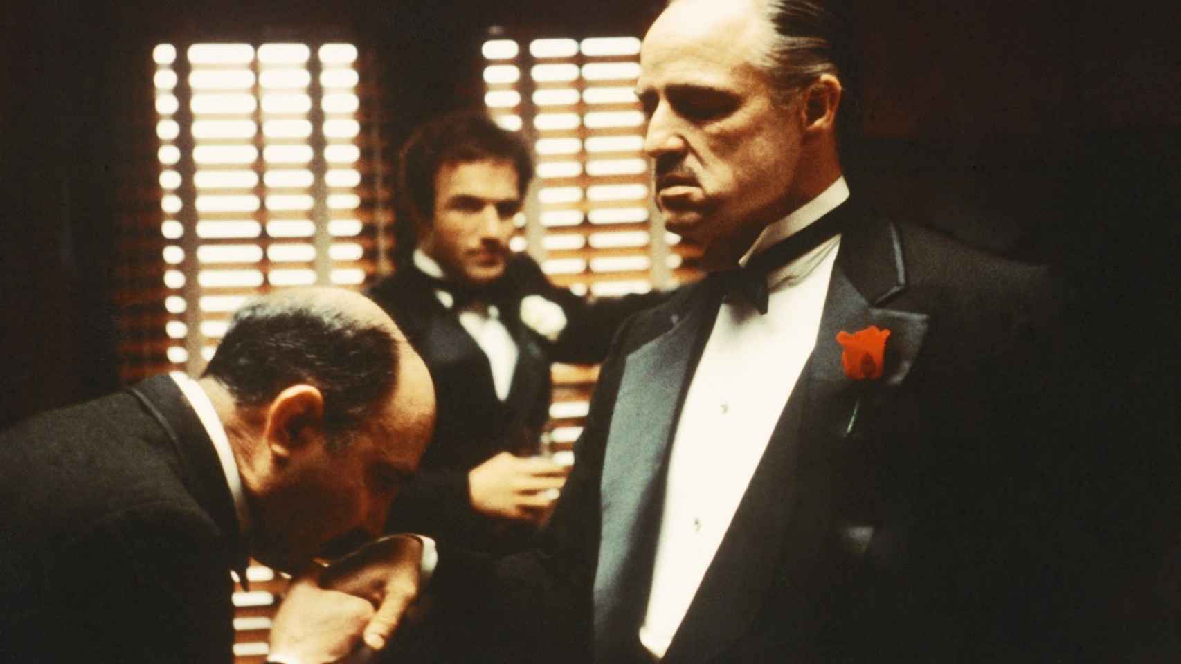 Don Vito Corleone (Marlon Brando) en su estudio en El Padrino, (1972). | Foto: Getty Images.