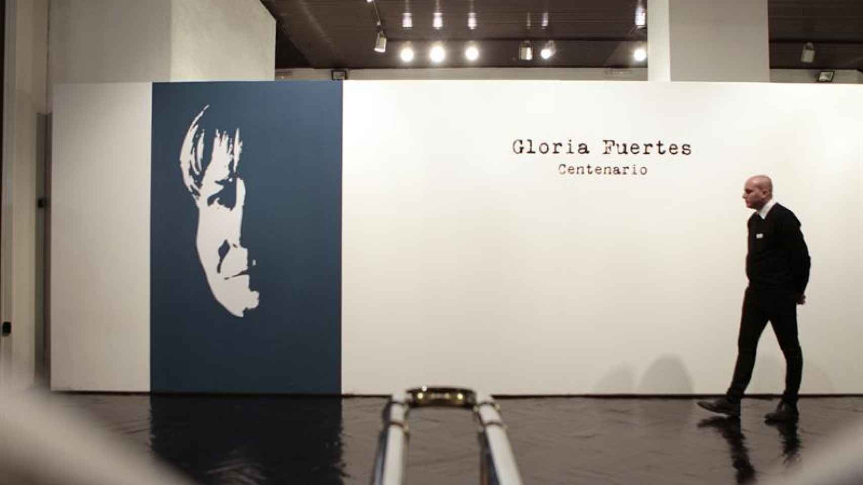 Un visitante en la exposición dedicada a Gloria Fuertes.