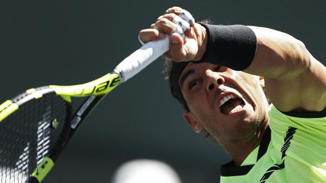 Rafa Nadal saca durante su encuentro ante Fernando Verdasco.