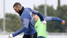 Tejero intenta arrebatar el esférico a Benzema