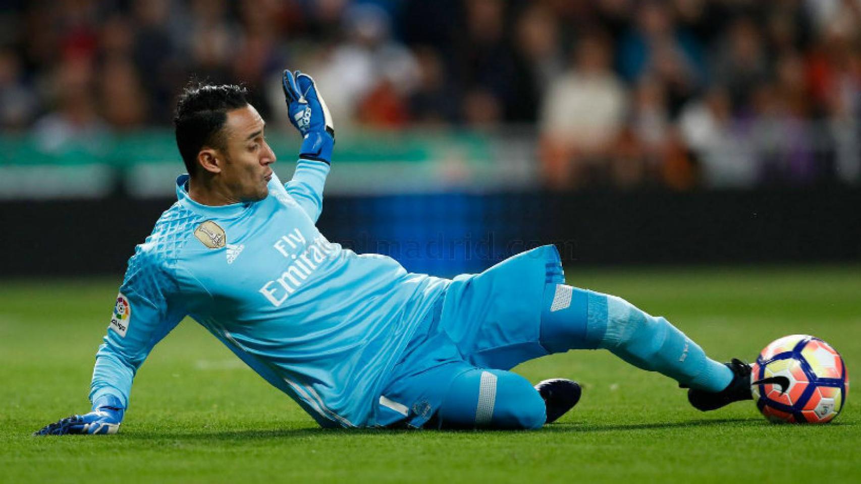 Keylor Navas logra parar el balón con los pies