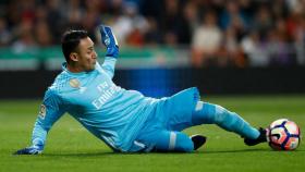 Keylor Navas logra parar el balón con los pies