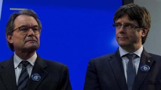 Artur Mas (i) junto al presidente de la Generalitat Carles Puigdemont (d).