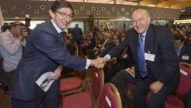 José Ignacio Goirigolzarri y Carlos Egea, presidentes de Bankia y BMN, se saludan.