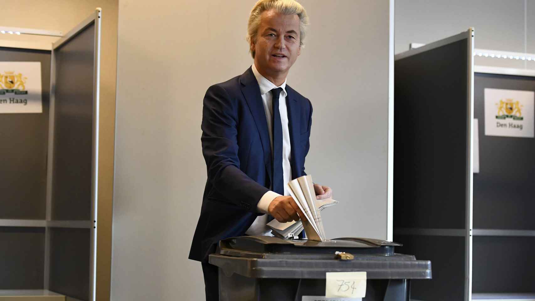 Geert Wilders ha votado en La Haya. / Reuters