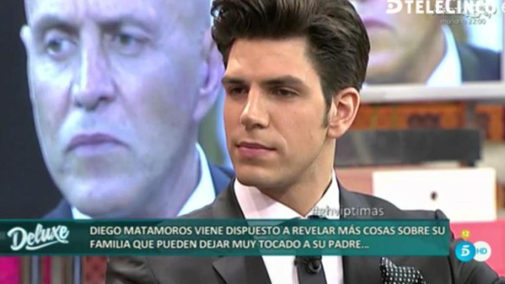 Diego Matamoros en el plató de Sálvame contra su padre.