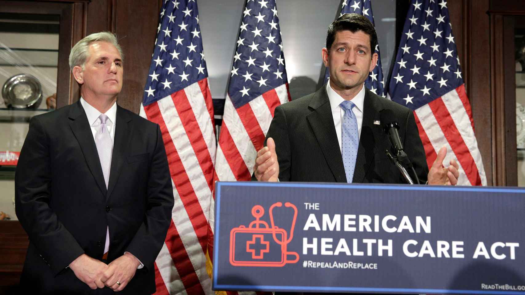 El presidente de la Cámara de Representantes, Paul Ryan (derecha) habla del proyecto que sustituirá a 'ObamaCare'.