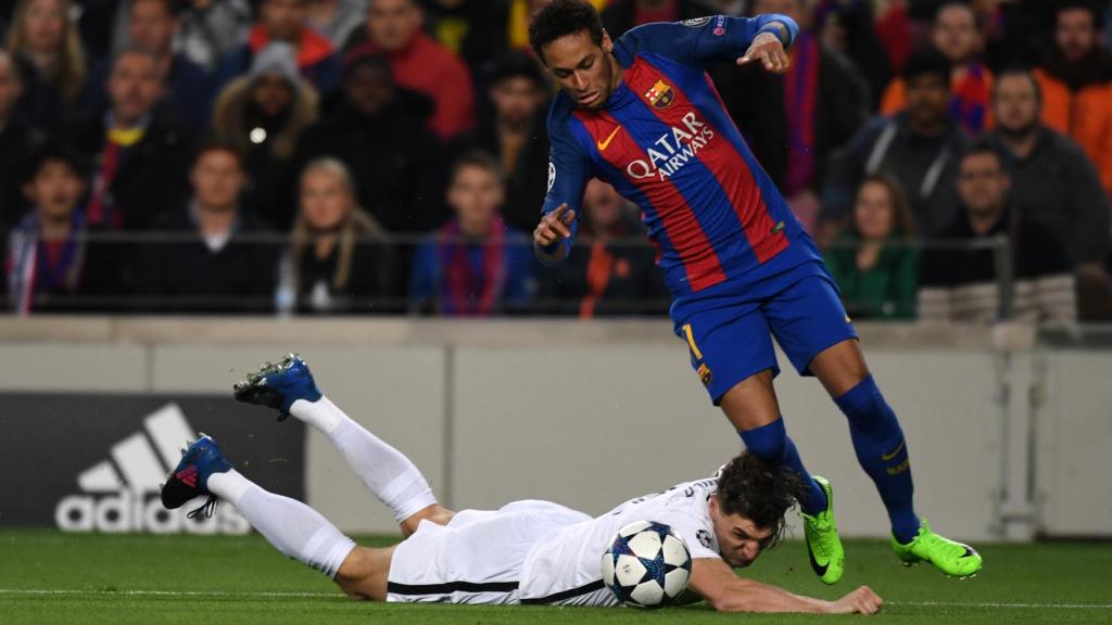 Neymar provoca el primer penalti contra el PSG el pasado día 7.