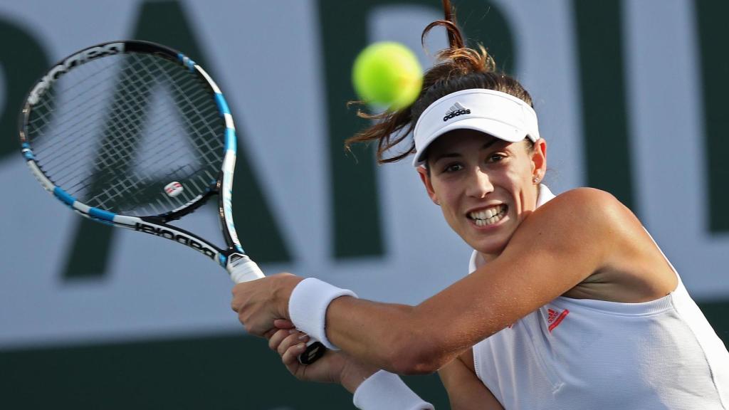 Muguruza devuelve una bola a la ucraniana Elina Svitolina.