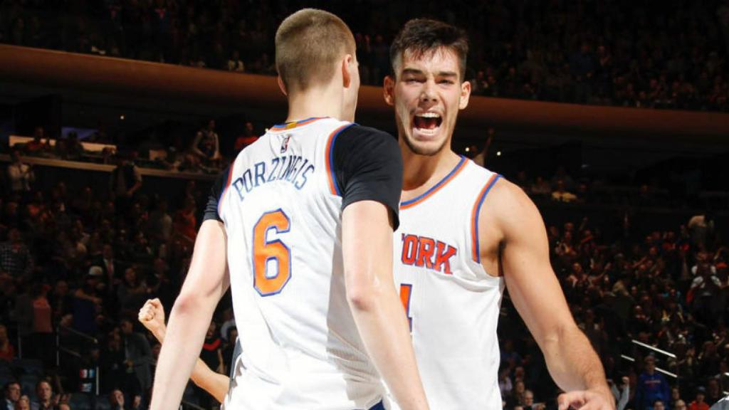 Willy Hernángomez celebra junto a Porzingis. Foto: Twitter (@willyhg94)