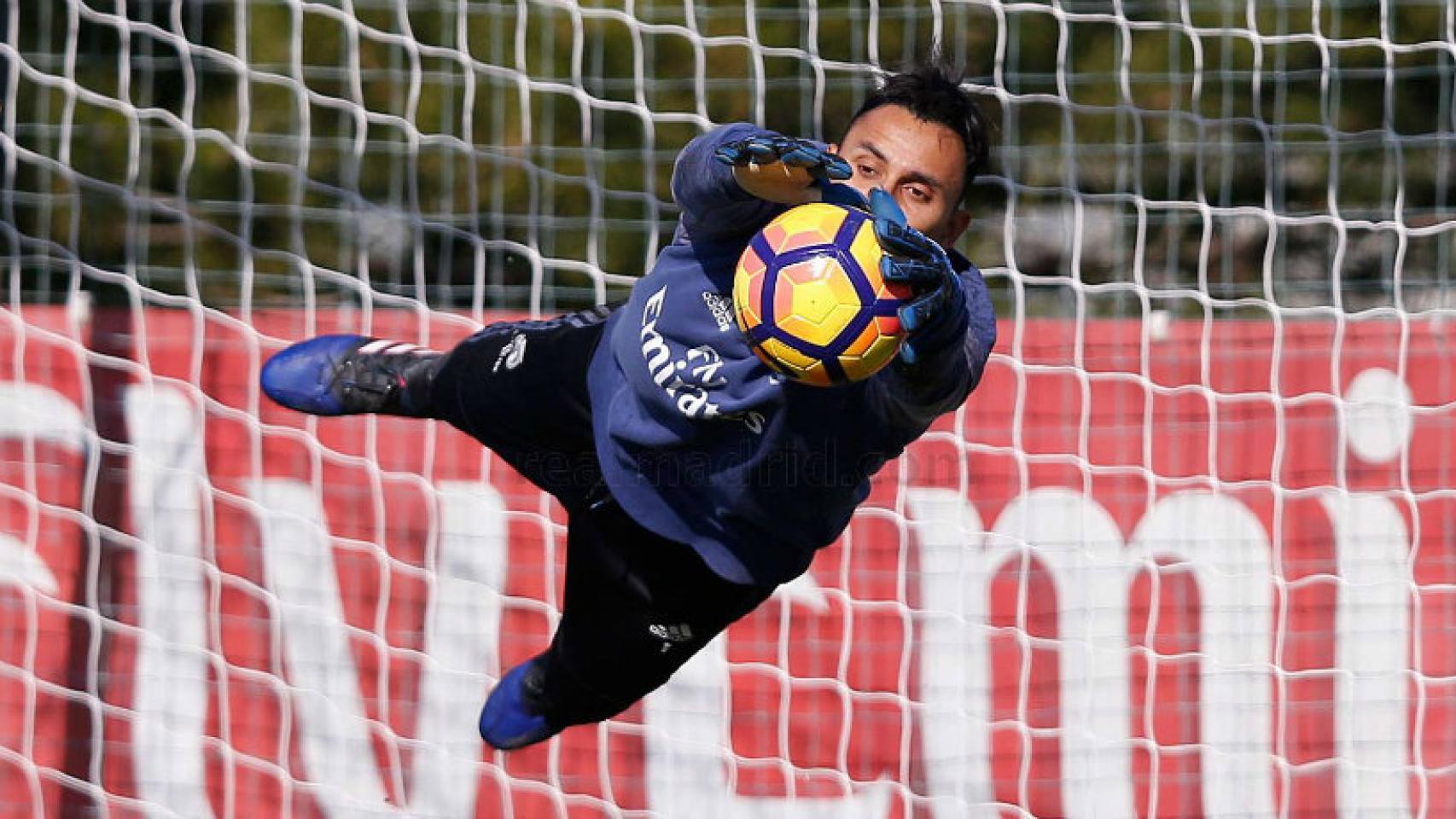 Keylor Navas parando el balón