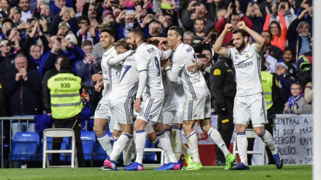 El Real Madrid celebrando el gol de la vitoria ante el Betis. Foto: Lucía Contreras/El Bernabéu