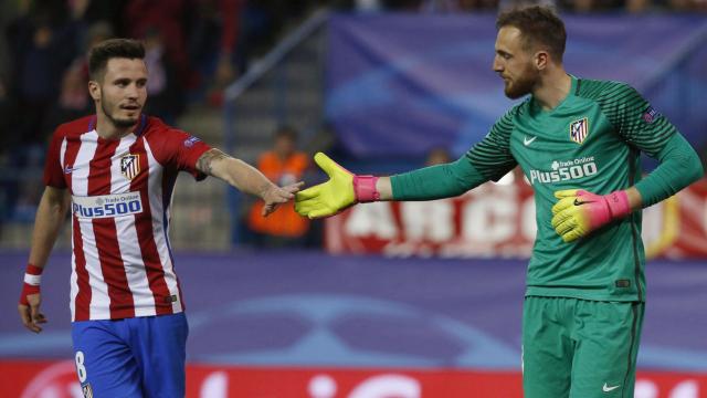 Saúl felicita a Oblak tras su triple parada.