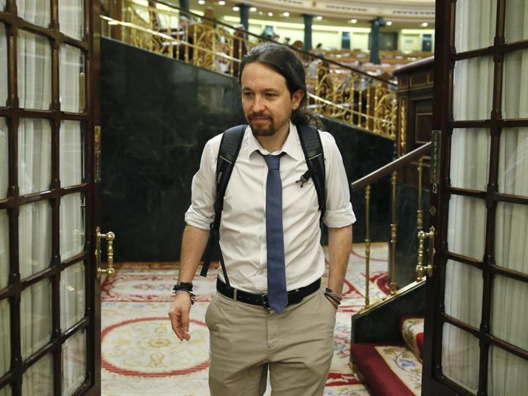 Pablo Iglesias a las puertas del hemiciclo en el Congreso de los Diputados.