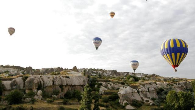 El pase en globo aerostático sobre el paisaje de Capadocia es una de las mayores atracciones del país