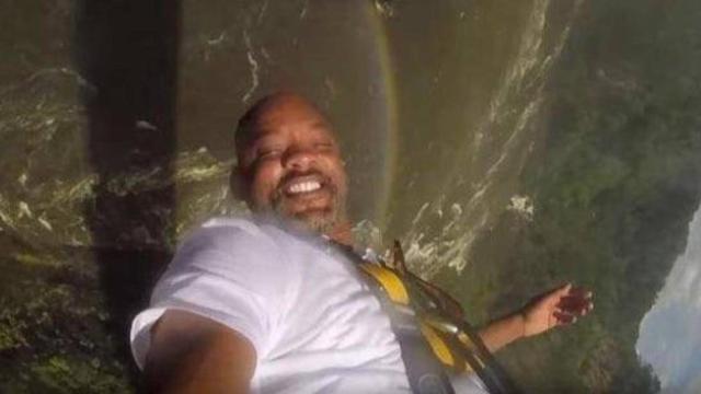 Will Smith (¿o Philip Banks?) en su salto al vacío en las cataratas Victoria.