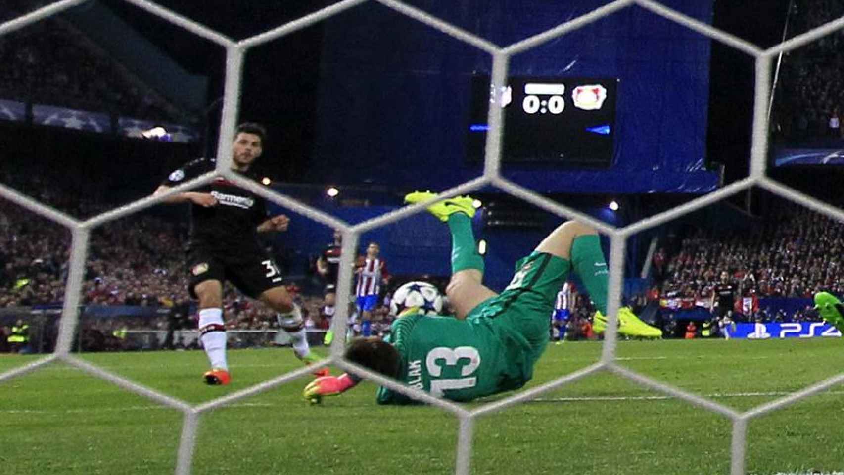 Oblak detiene la pelota durante el partido contra el Bayer Leverkusen.