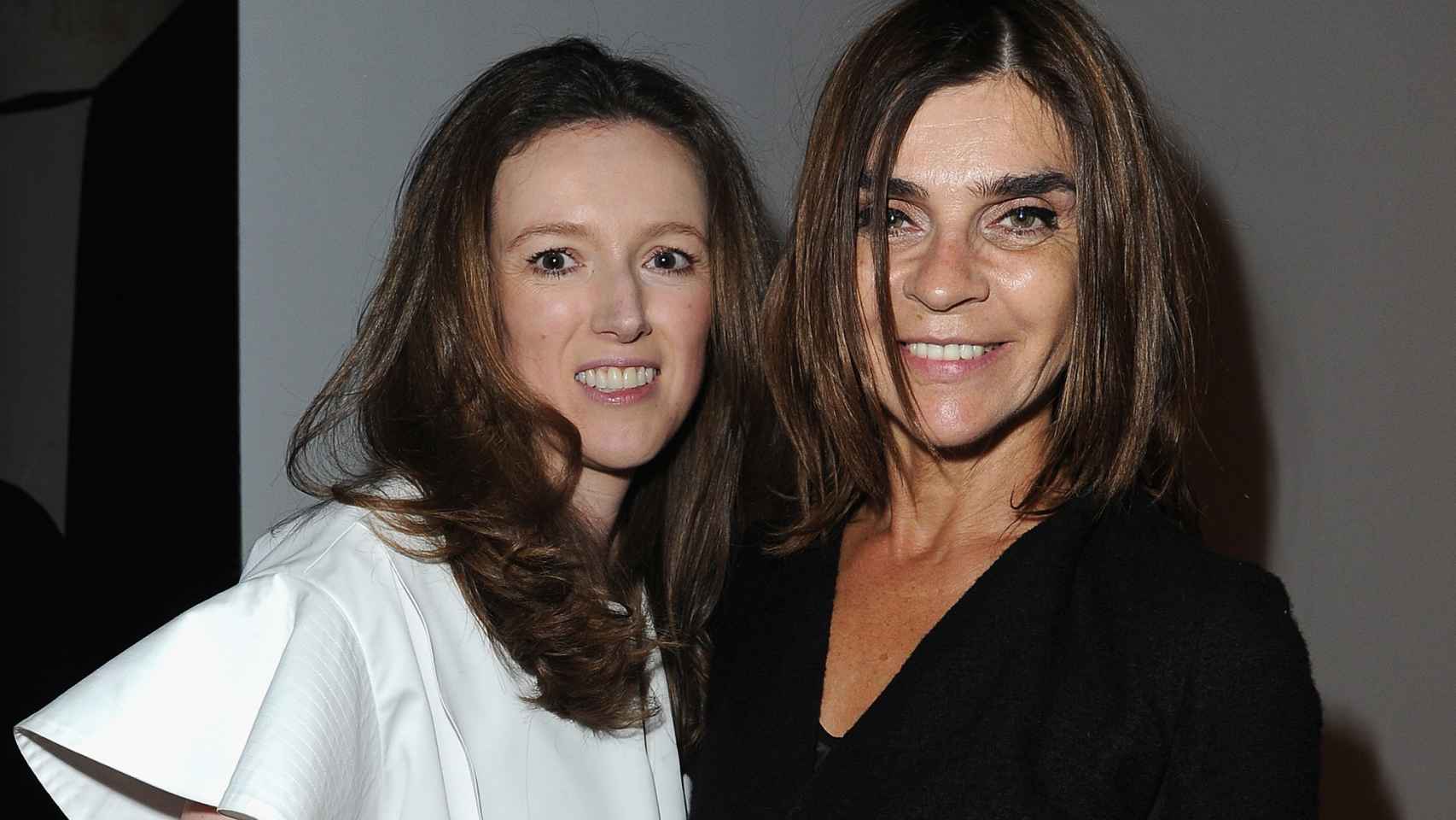 Clare Waight Keller junto a la editora de moda Carine Roitfeld. | Foto: Getty Images.