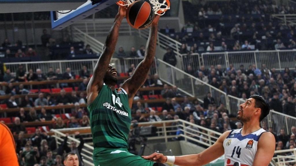 James Gist machaca con Gustavo Ayón como testigo.